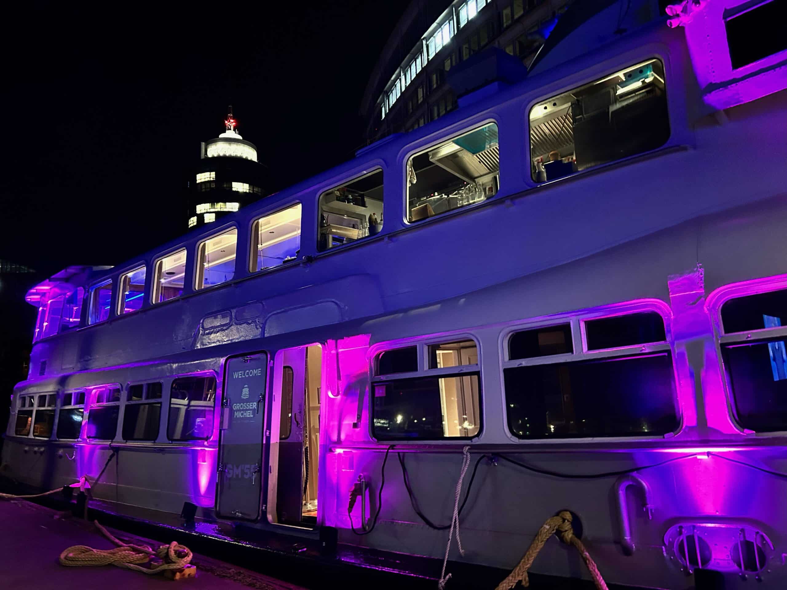Die MS Grosser Michel auf der Elbe bei Sonnenuntergang, bereit für die legendäre Silvesterfeier, in Verbindung mit dem Design-Konferenzhotel Steinernes Schweinchen.