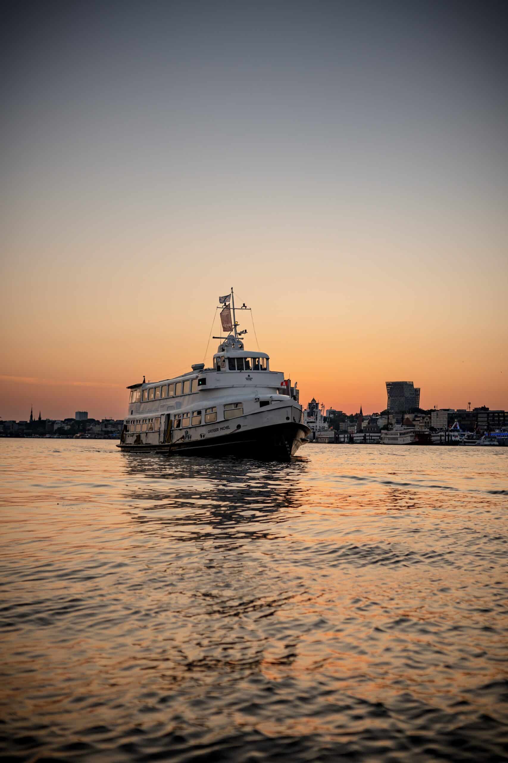 Bunte Disco-Lichter für die Silvesterparty auf der MS Grosser Michel, passend zur festlichen Stimmung des Design-Konferenzhotels Steinernes Schweinchen.