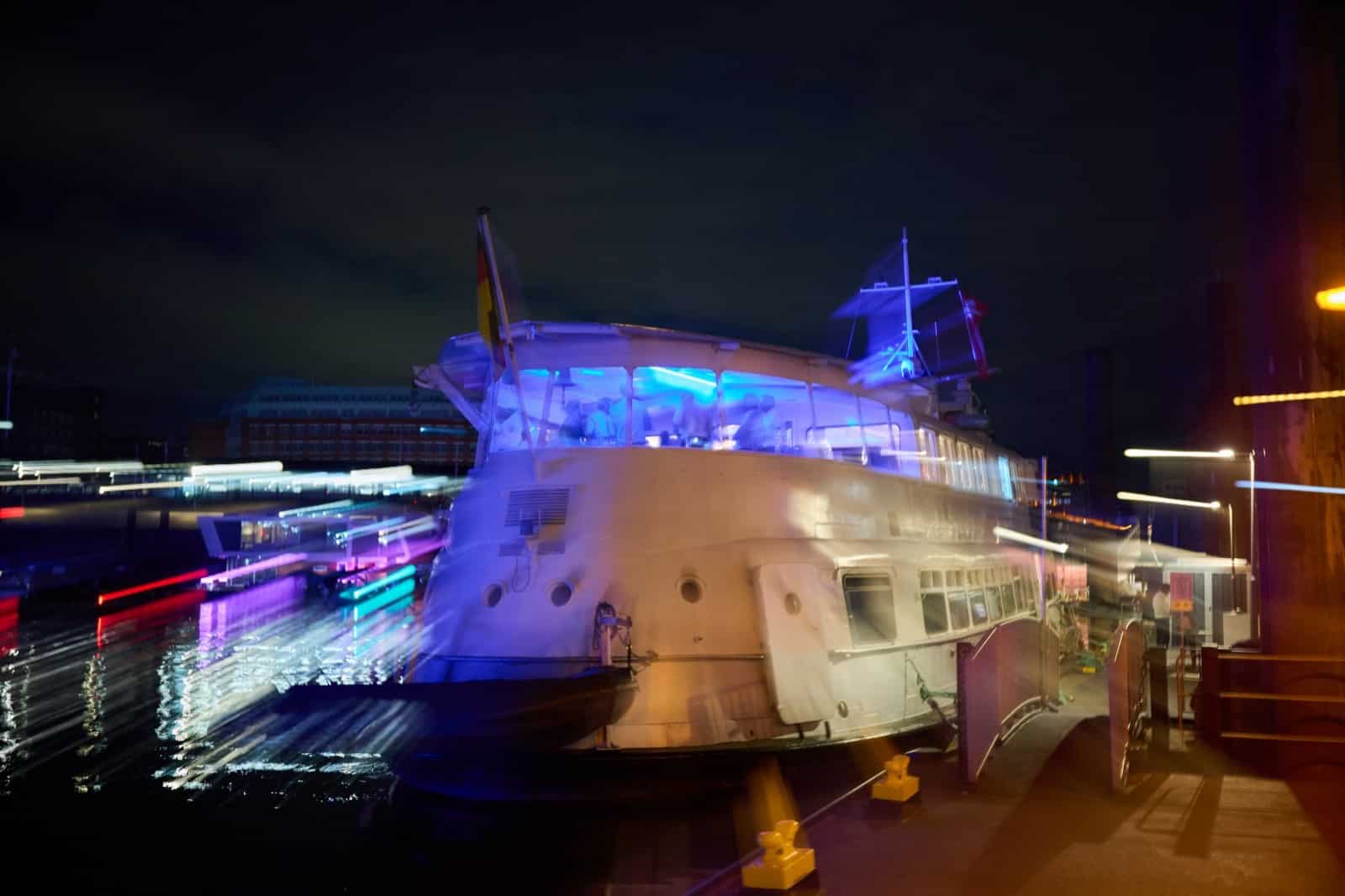 Der Kapitän der MS Grosser Michel steuert das Schiff durch den Hamburger Hafen während der festlichen Silvesterfahrt, verbunden mit dem Event im Design-Konferenzhotel Steinernes Schweinchen.