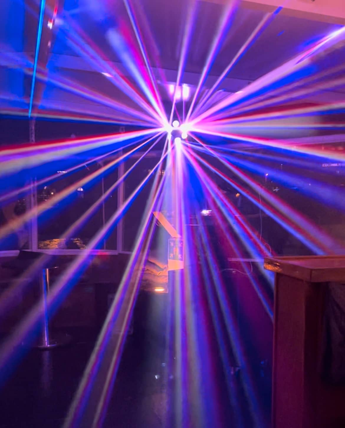 Feiernde Gäste an Bord der MS Grosser Michel bei Nacht, begleitet von stimmungsvoller Beleuchtung, passend für die Silvesterfeier im Design-Konferenzhotel Steinernes Schweinchen.