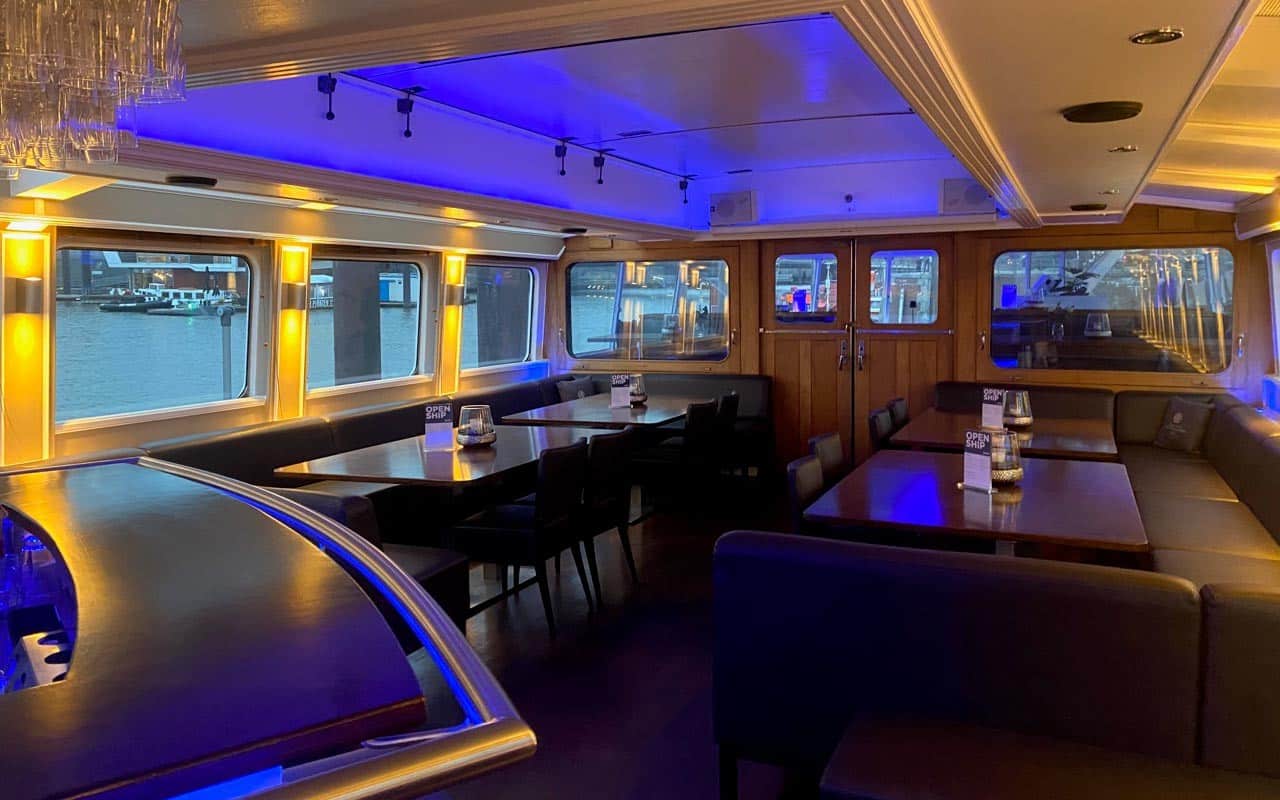 Feierliche Lichter und stimmungsvolle Beleuchtung auf der MS Grosser Michel während der Silvesternacht, ideal für das Event am Design-Konferenzhotel Steinernes Schweinchen.