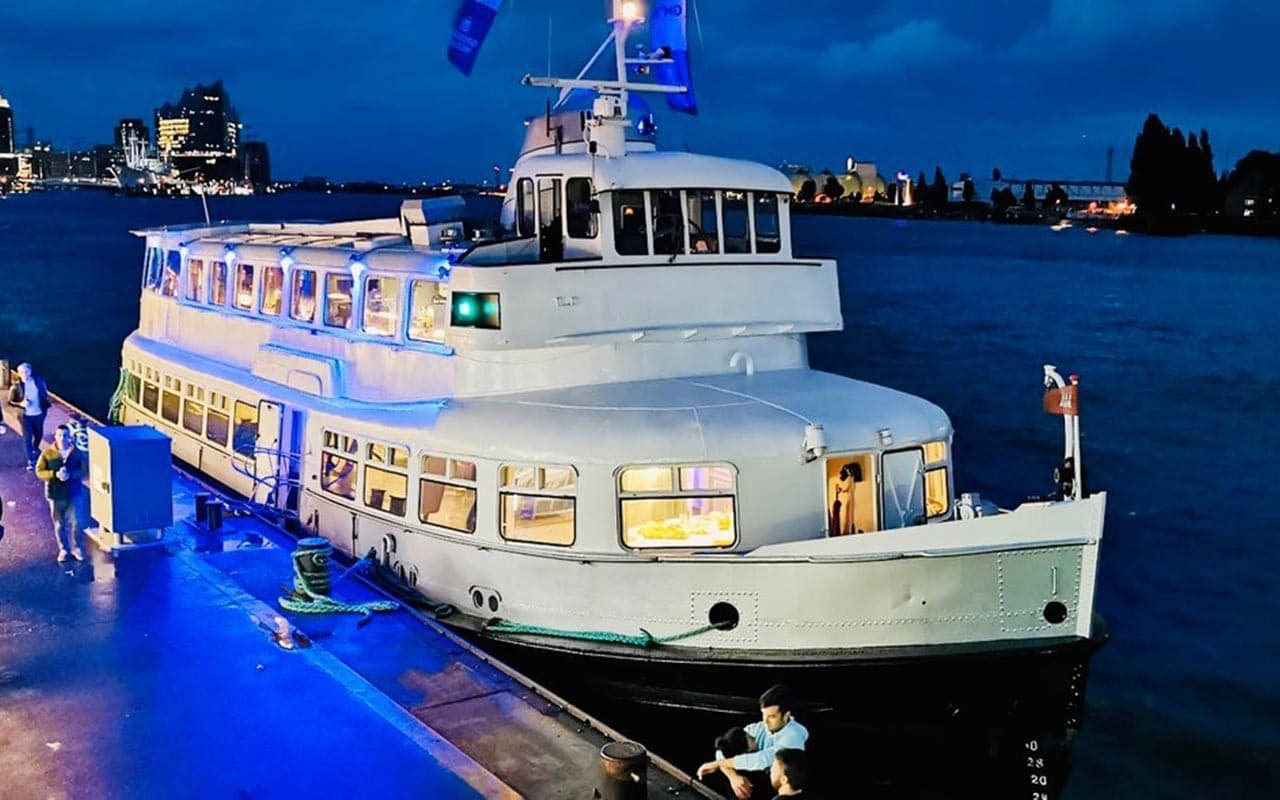 Das Eventschiff MS Grosser Michel im Hamburger Hafen während des Sonnenuntergangs auf einer Silvesterkreuzfahrt, perfekt für den Jahreswechsel im Design-Konferenzhotel Steinernes Schweinchen.