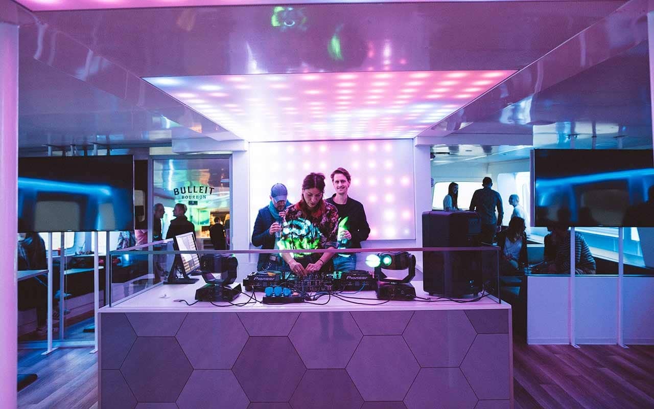 Der DJ heizt die Stimmung an Bord der MS KOI während der Silvesterparty mit Musik ein.
