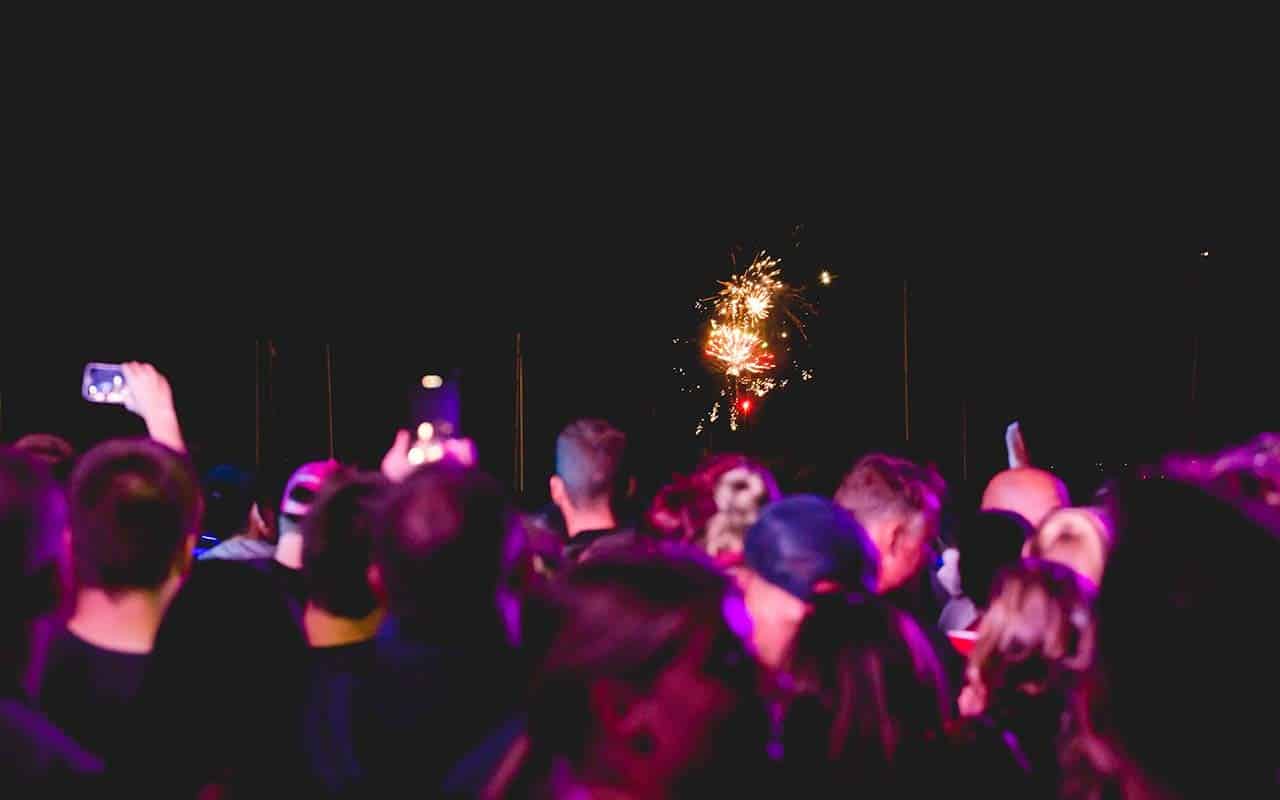 Gäste bestaunen das Silvesterfeuerwerk vom Deck der MS KOI auf dem Hamburger Hafen.