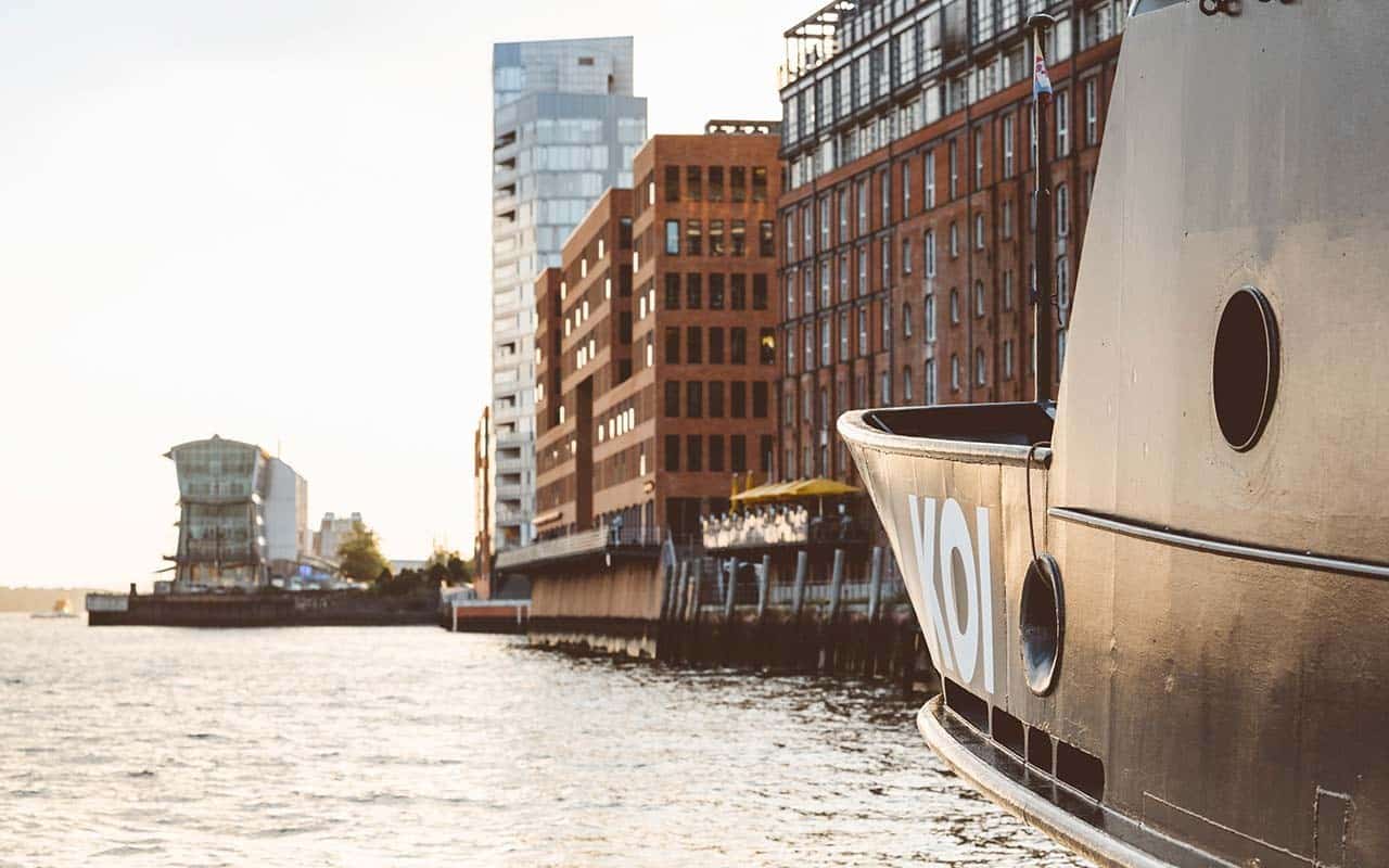 Das Partyschiff MS KOI liegt im Hafen von Hamburg, bereit für die Silvesterfeier.