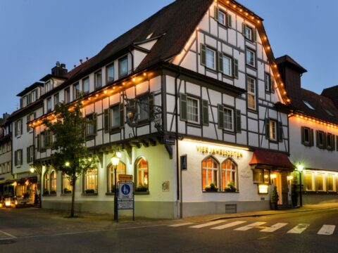Romantisch beleuchtete Nachtansicht des Flair Hotel Vier Jahreszeiten, perfekt für einen besonderen Silvesterurlaub.