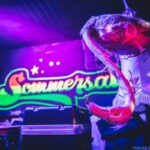 Neonlichter und Retro-Dekoration im Sommersalon für die Silvesterparty 2024.