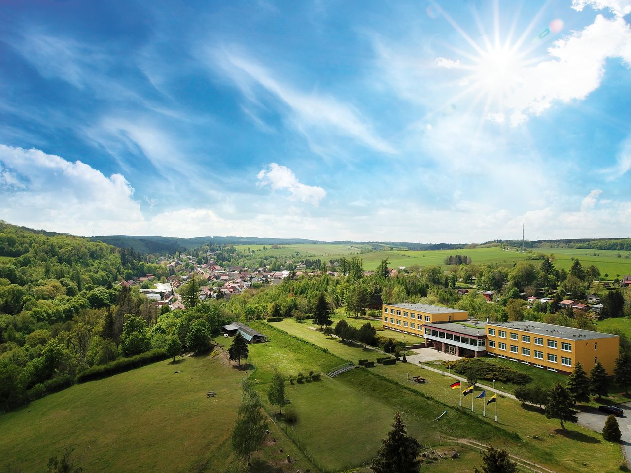 Außenansicht des Panorama Ferien Hotel Harz mit Blick auf die wunderschöne Harzlandschaft während des Silvesterurlaubs