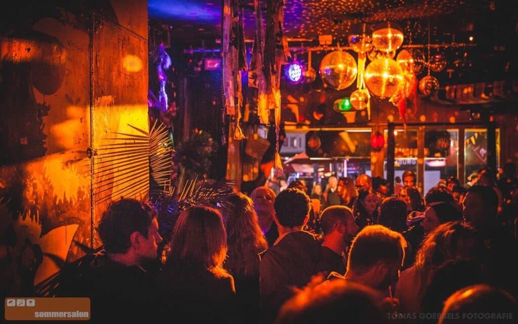Bunte Partybeleuchtung und ausgelassene Silvesterstimmung im Sommersalon im Klubhaus.