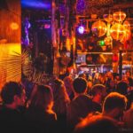 Bunte Partybeleuchtung und ausgelassene Silvesterstimmung im Sommersalon im Klubhaus.