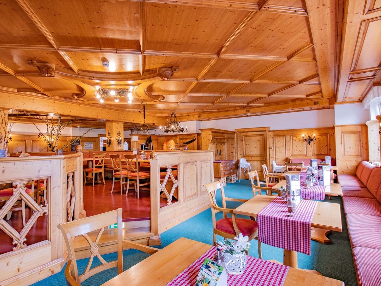 Restaurant mit traditionellem Interieur im Ferien Hotel Fläming, ideal für Silvesterfeiern