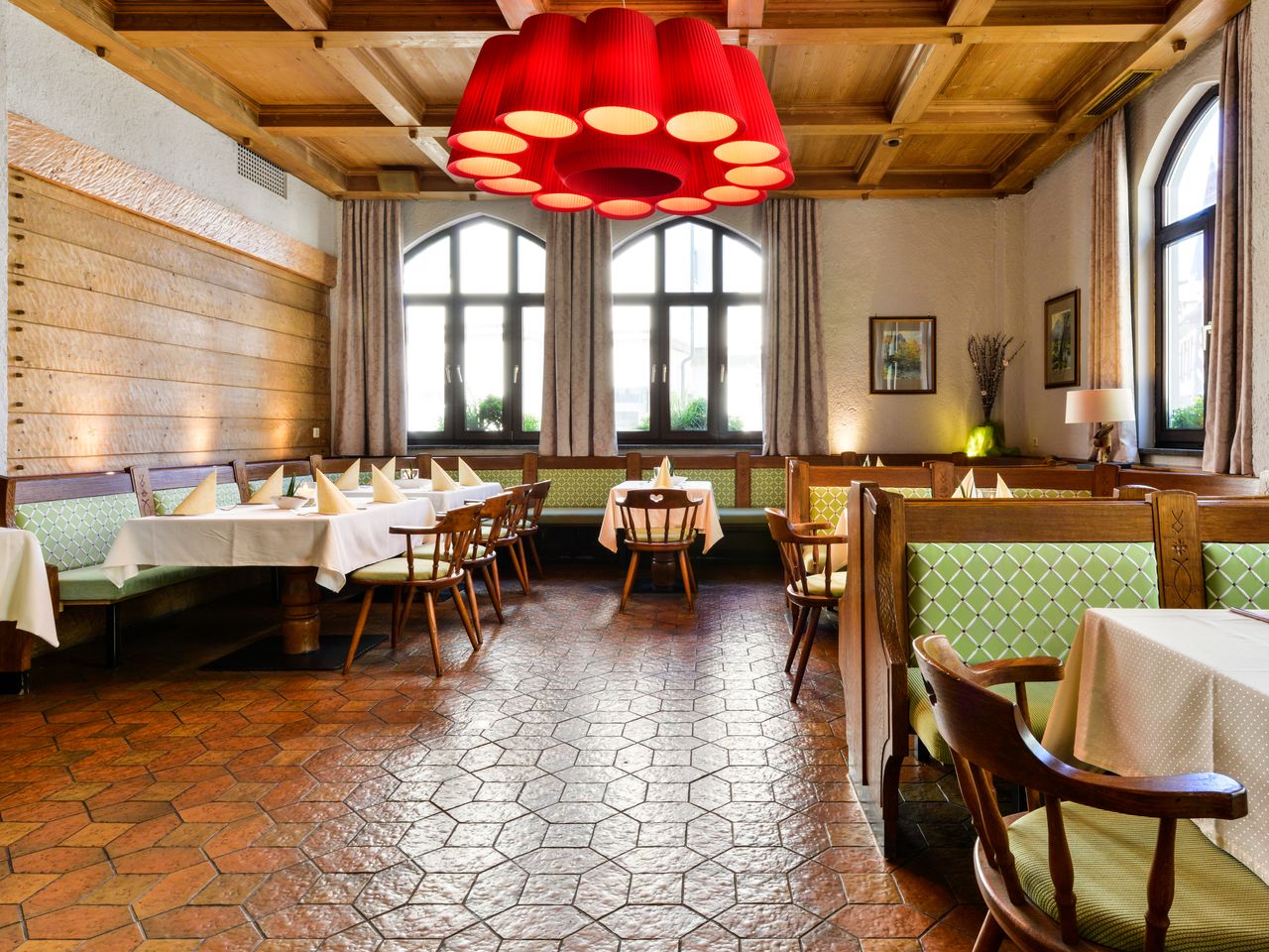 Gemütliches Restaurant mit Holzdekor im Flair Hotel Vier Jahreszeiten, perfekt für ein festliches Silvesteressen.