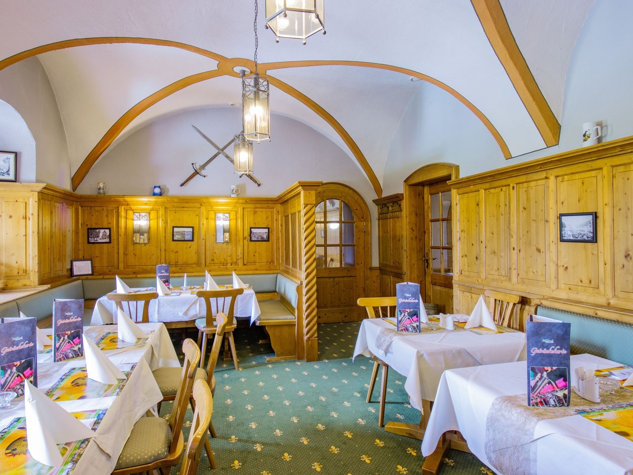 Gemütliches Restaurant im Hotel Schloss Nebra, perfekt für Silvester-Dinner