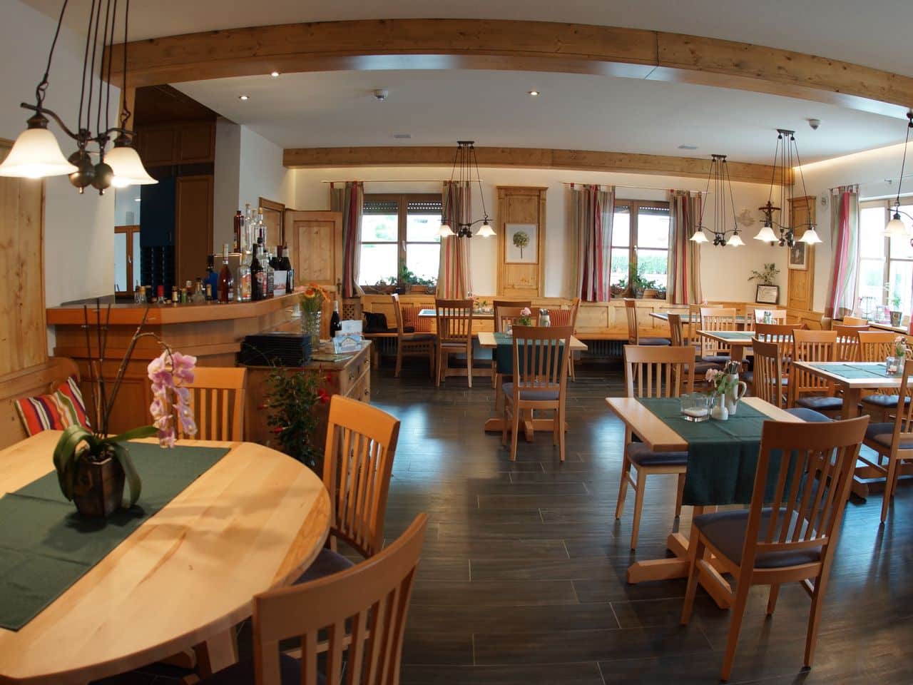 Elegantes Restaurant im Landhotel Schöll, perfekt für ein Silvesteressen.