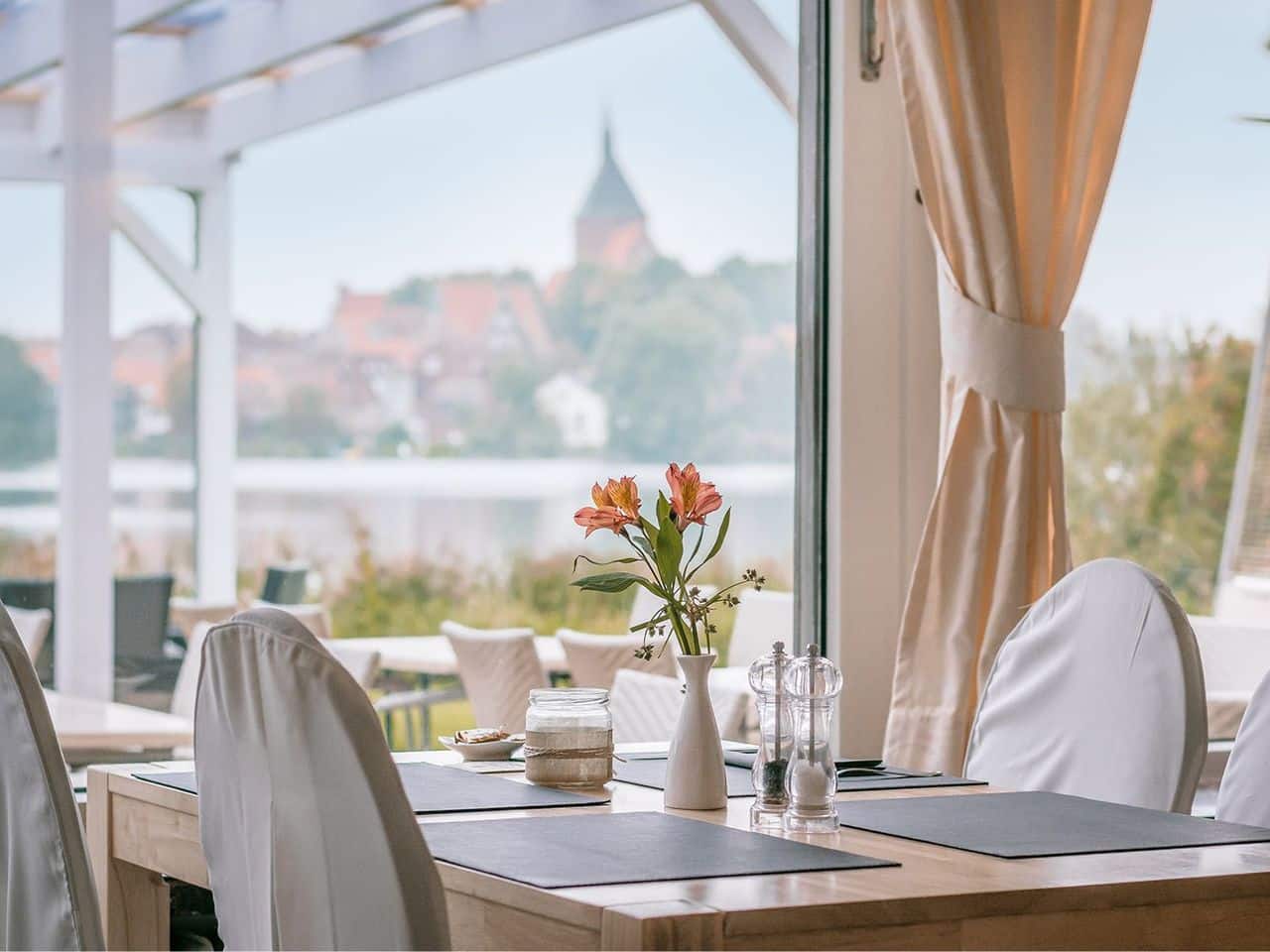 Restaurant mit festlicher Atmosphäre und Seeblick im Seehotel Schwanenhof an Silvester 2025
