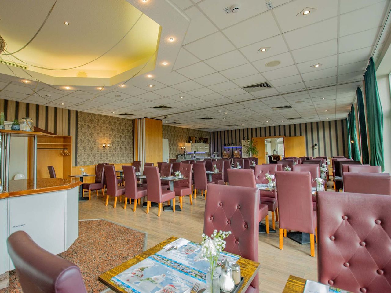 Restaurantbereich im SEEHOTEL Brandenburg an der Havel, ideal für Silvesterfeiern mit stilvollem Ambiente.