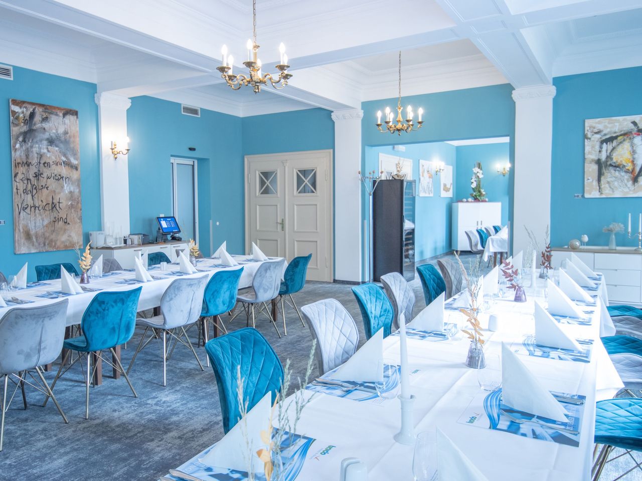 Festlich gedeckter Tisch im Restaurant des Seehotels Großräschen für Silvester.