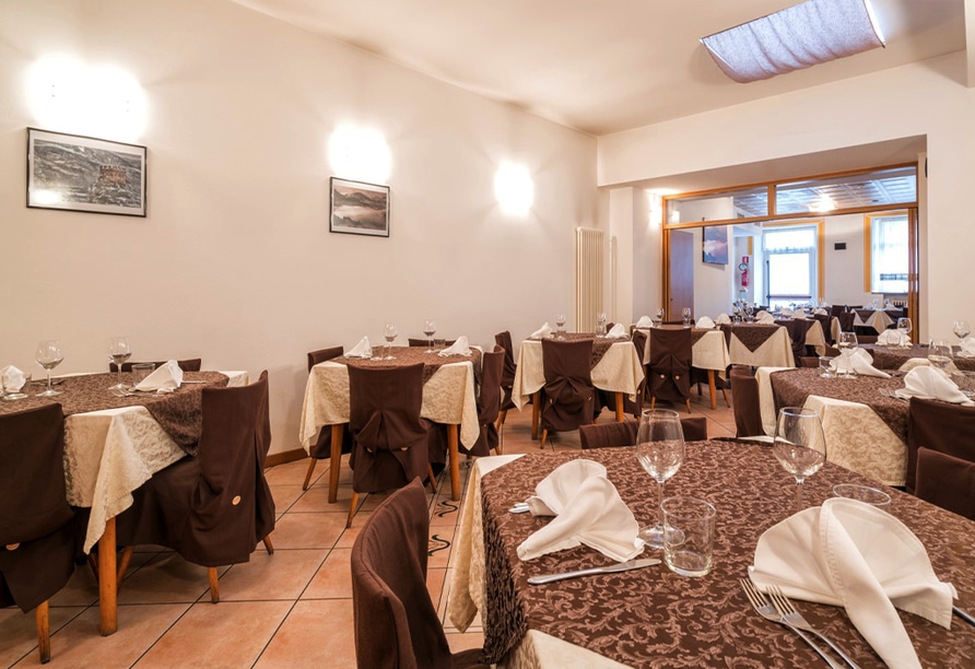 Stilvoll gedeckte Tische für das festliche Silvester-Dinner