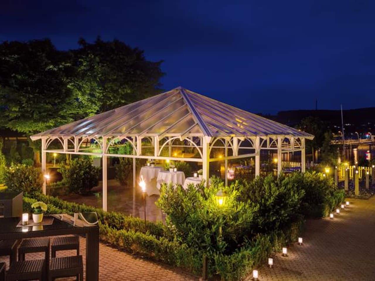 Beleuchteter Pavillon im Hotel Hoeri, perfekt für stimmungsvolle Silvester-Momente am Bodensee.