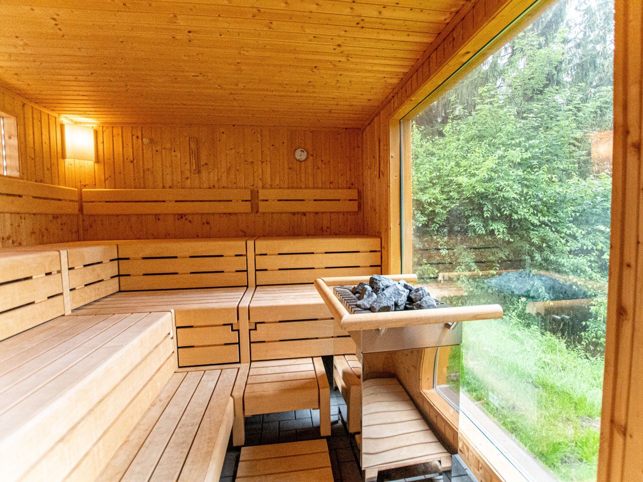 Gemütliche Sauna im Panorama Hotel Winterberg mit Blick ins Grüne