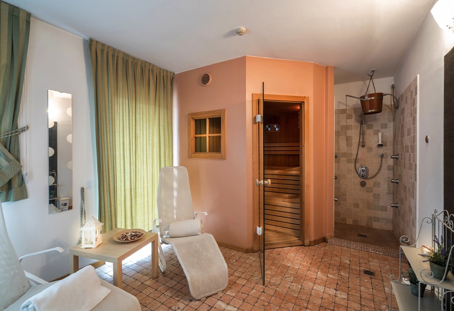 Sauna mit Ruheliegen für entspannte Momente an Silvester