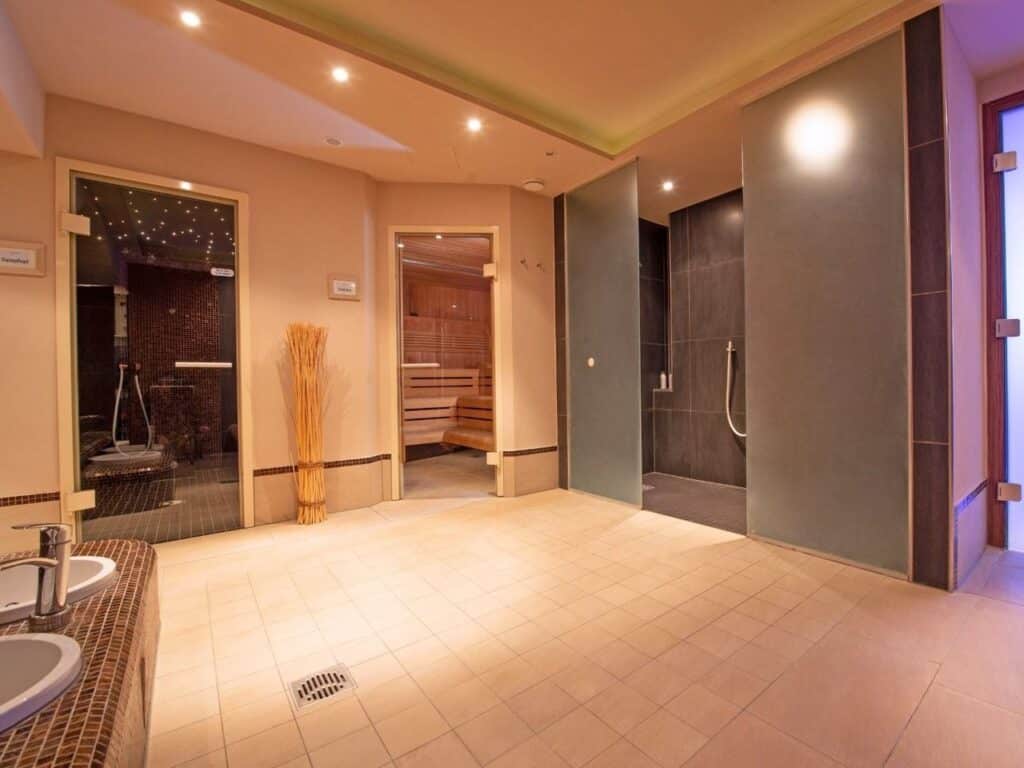 Moderner Saunabereich im Dappers Hotel für erholsame Silvester-Momente.
