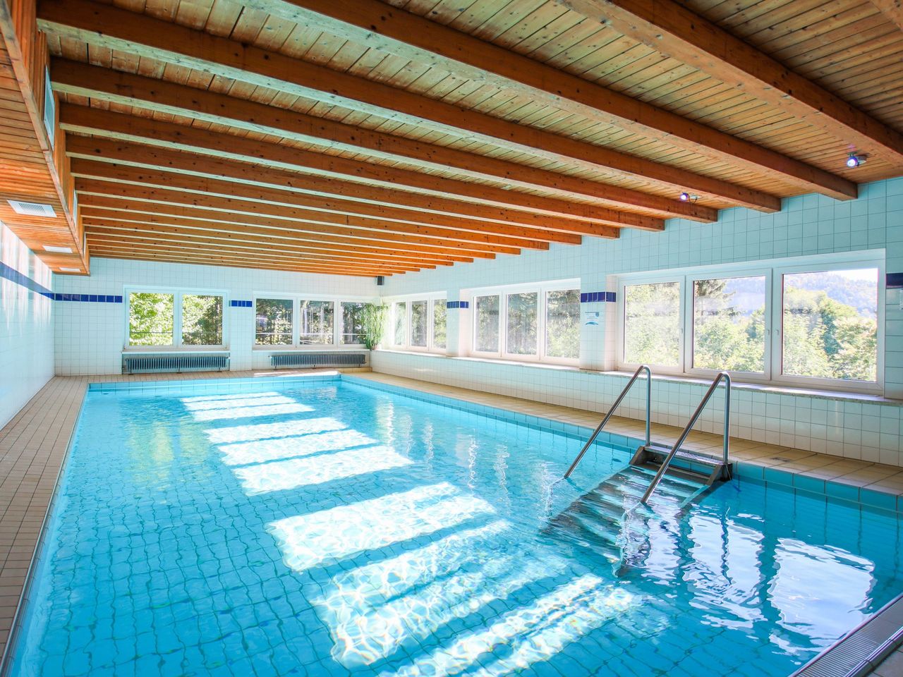 Helles Schwimmbad im Panorama Hotel Winterberg mit Ausblick