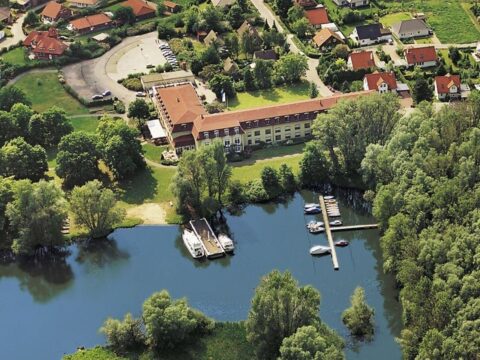 Luftaufnahme vom SEEHOTEL Brandenburg an der Havel am Beetzsee, eine idyllische Location für Silvester.