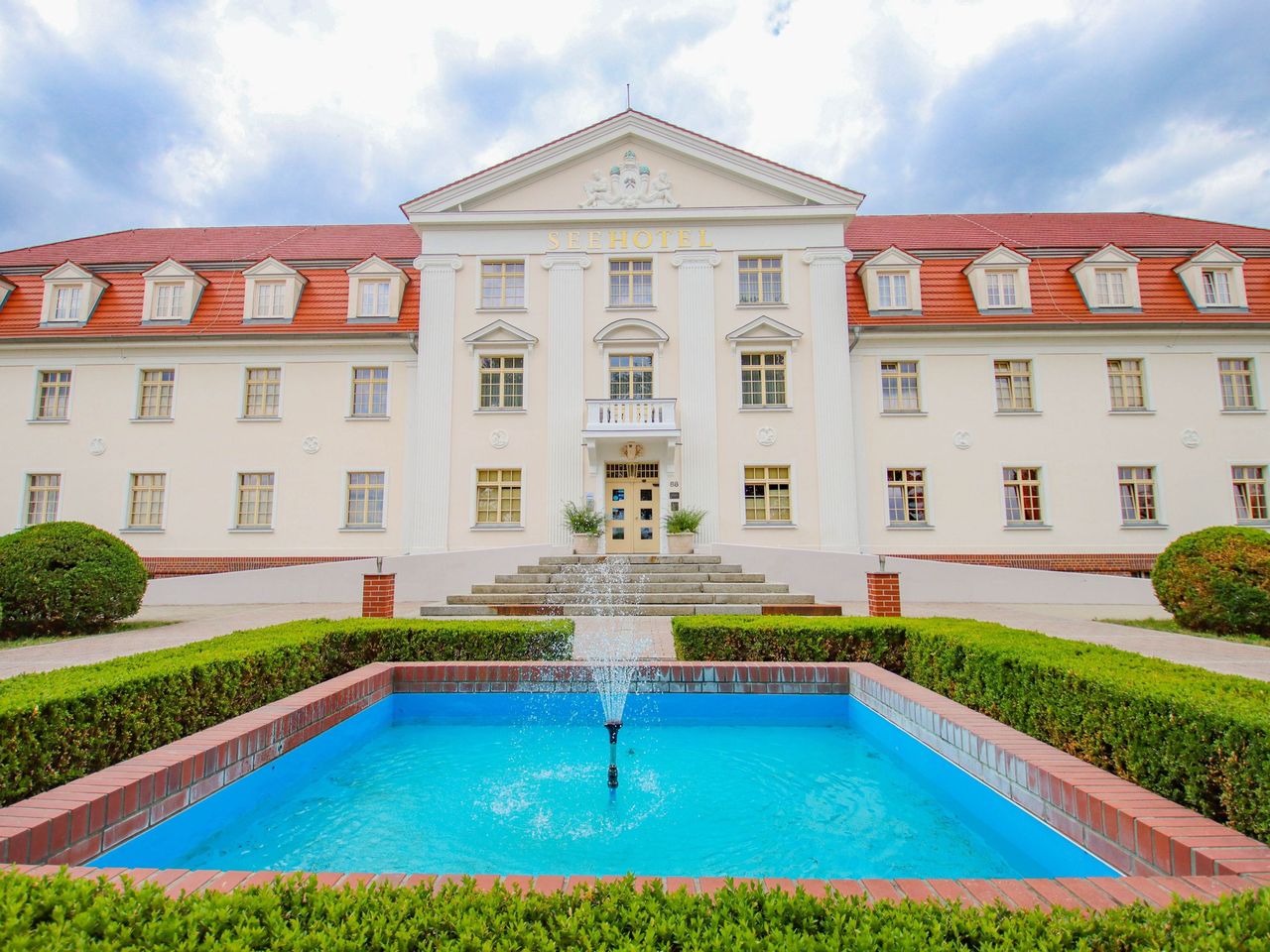 Elegante Fassade des Seehotels Großräschen mit Brunnen, ein Highlight zu Silvester.
