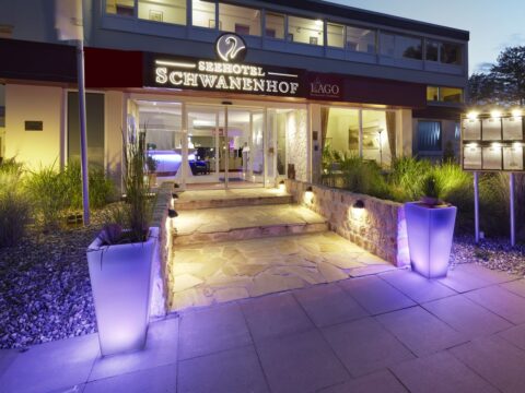 Festlich beleuchteter Eingang des Seehotel Schwanenhof an Silvester 2025