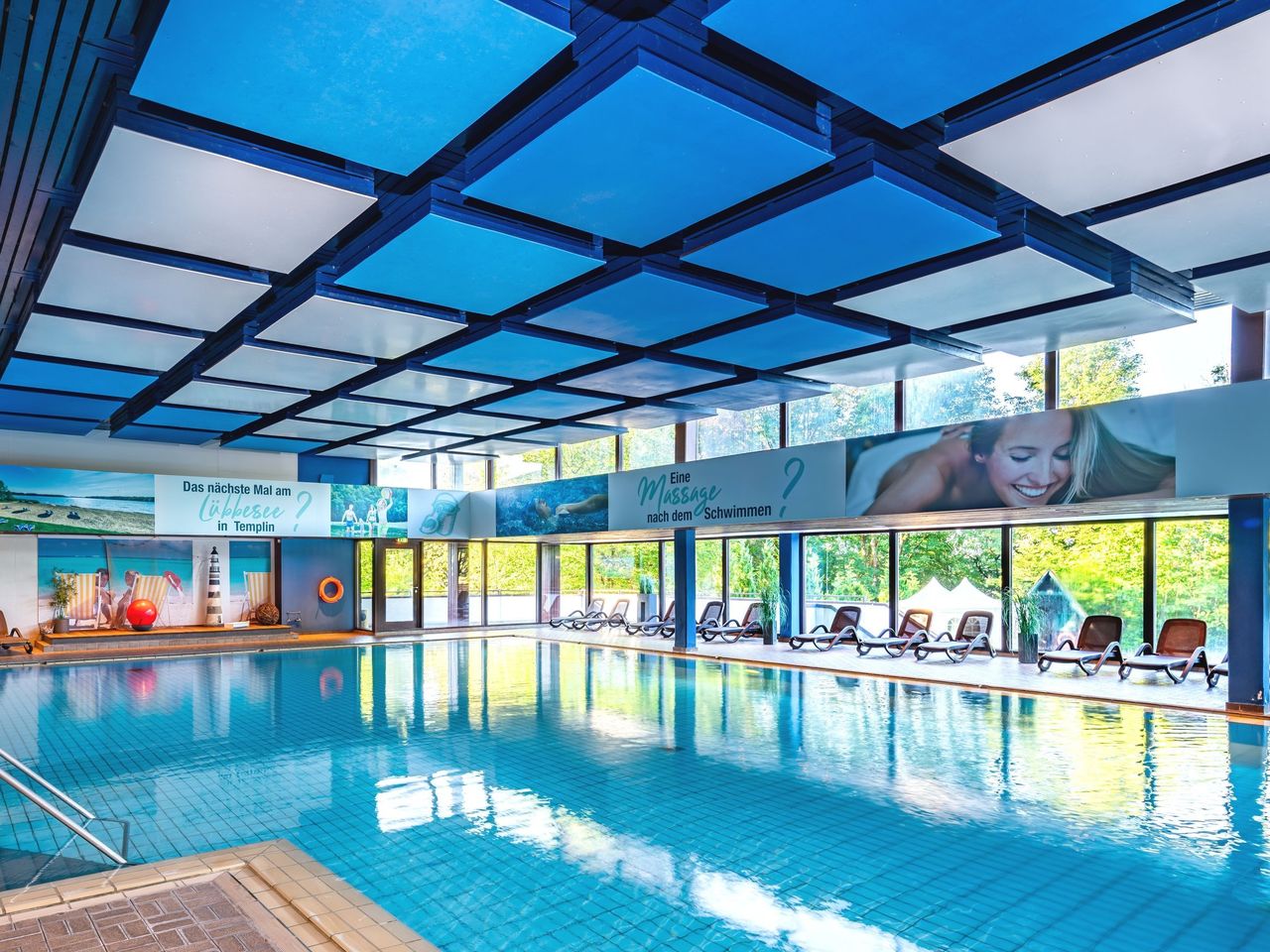 Indoor-Pool mit Liegen im AHORN Harz Hotel Braunlage – Entspannung an Silvester