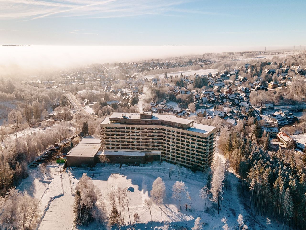 AHORN Harz Hotel Braunlage in der verschneiten Harz-Landschaft – Perfekt für Silvester