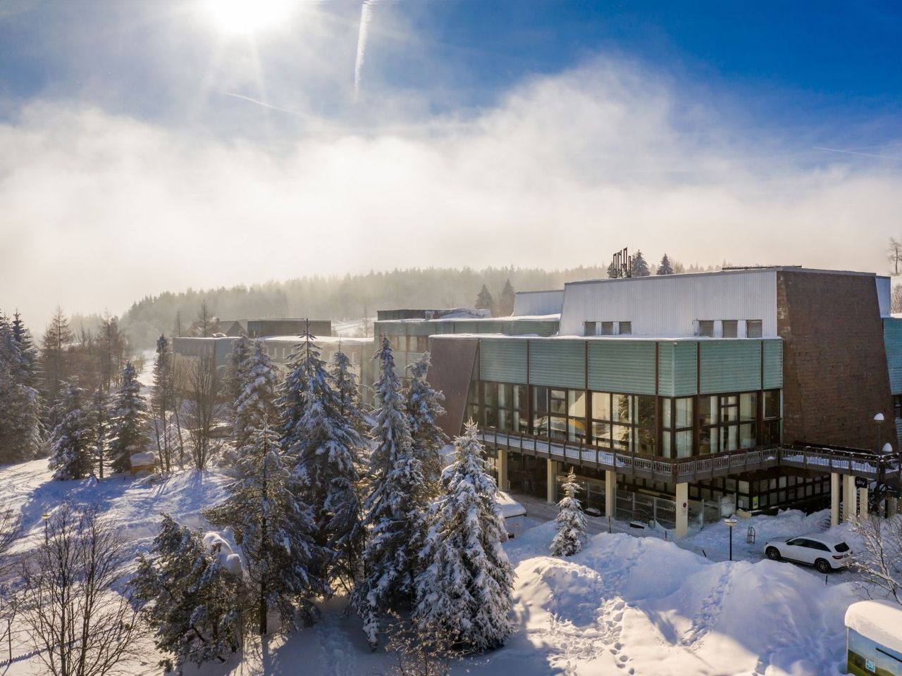 AHORN Waldhotel Altenberg umgeben von verschneiter Winterlandschaft – perfekte Kulisse für Silvester.