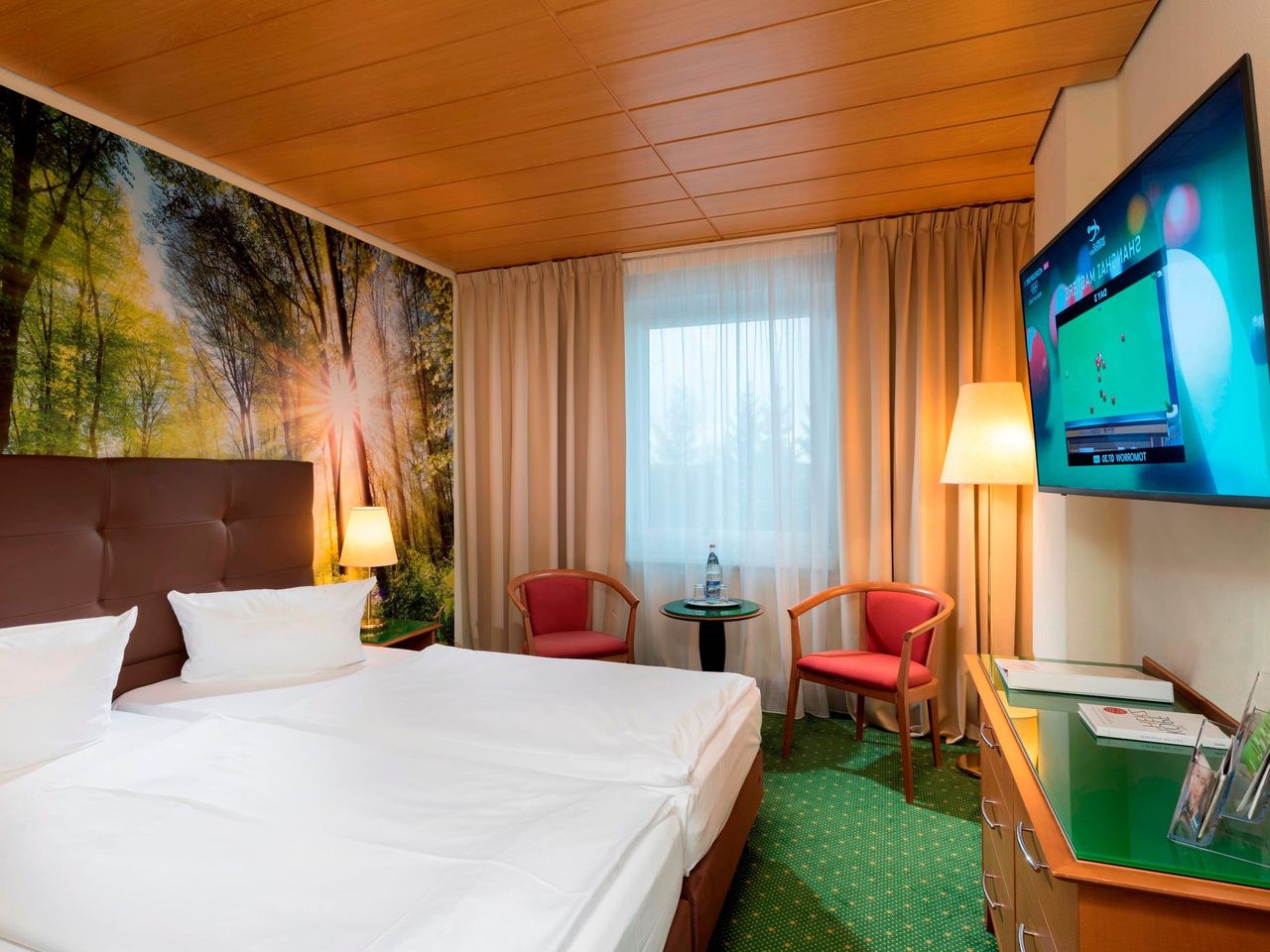 Komfortables Doppelzimmer im AHORN Waldhotel Altenberg mit Waldmotiv und modernem Ambiente – ideal für Silvester.