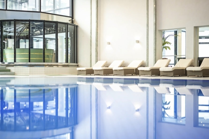 Hallenbad mit Liegen im AllgäuSternHotel