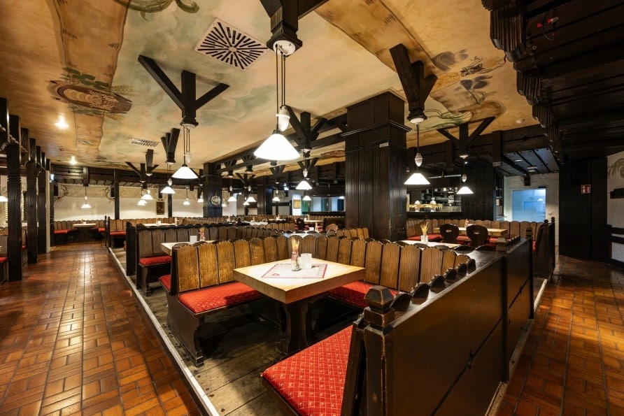 Gemütliches Restaurant im AllgäuSternHotel mit Holzdecke