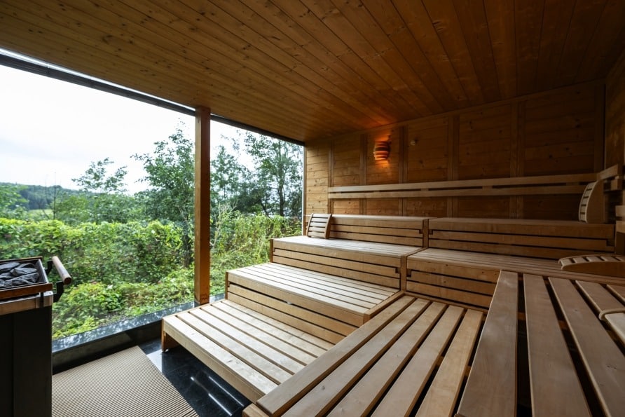 Holzsauna mit Panoramafenster im AllgäuSternHotel
