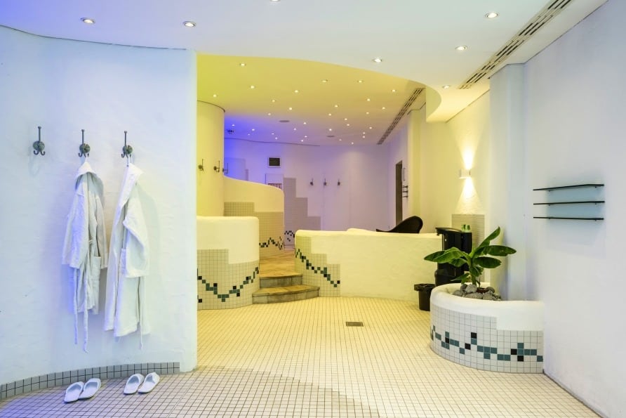 Wellnessbereich mit Bademänteln im AllgäuSternHotel