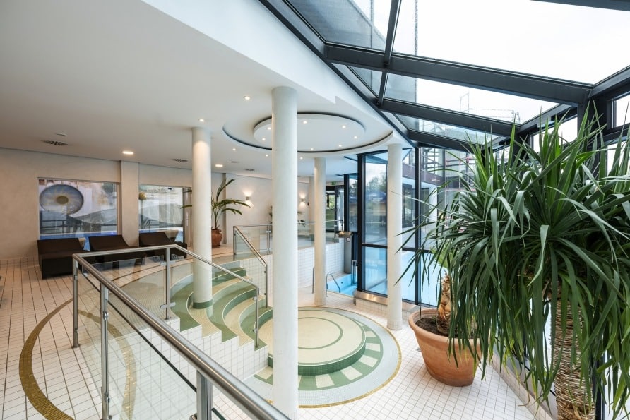 Heller Eingangsbereich des Wellnessbereichs im AllgäuSternHotel