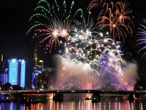 Feuerwerk über der Skyline Frankfurts zu Silvester beim Aufenthalt im Aparthotel Adagio Frankfurt City Messe