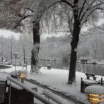 Traumhafte verschneite Aussicht auf den Main direkt vom Hotel Mainpromenade aus