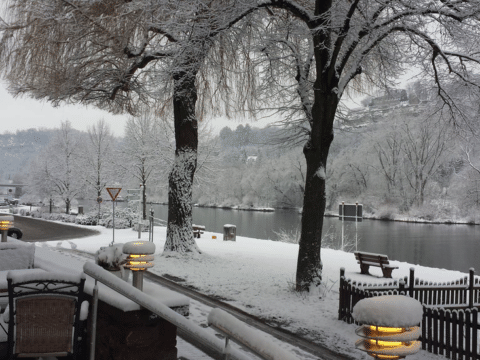 Traumhafte verschneite Aussicht auf den Main direkt vom Hotel Mainpromenade aus