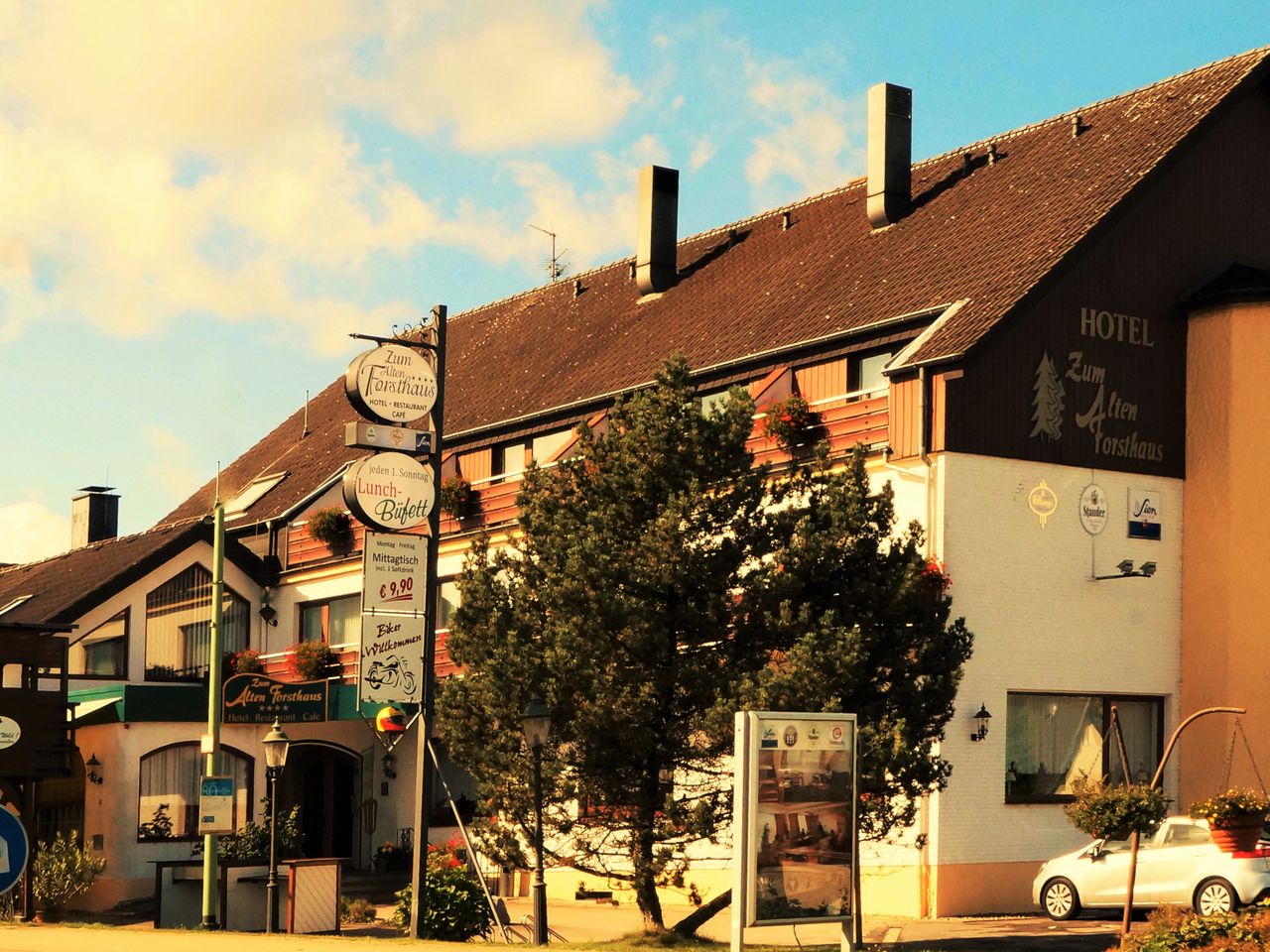 Außenansicht des Hotels Zum Alten Forsthaus, perfekt für Silvesterfeiern in der Nordeifel.