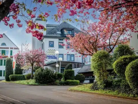 Frühlinghafte Außenansicht des Parkhotel St. Leonhard