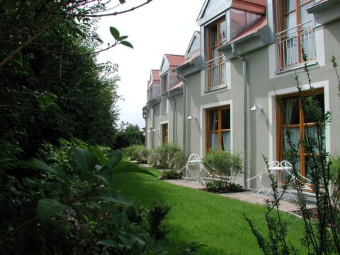 Außenbereich des AKZENT Hotel Franziskaner in Dettelbach mit Terrasse und gepflegter Gartenanlage für eine erholsame Silvesterzeit.