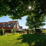 Grüner Hotelgarten des Best Western Hotel Erfurt-Apfelstädt – perfekte Atmosphäre für eine erholsame Silvesterreise