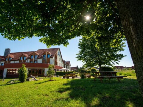Grüner Hotelgarten des Best Western Hotel Erfurt-Apfelstädt – perfekte Atmosphäre für eine erholsame Silvesterreise