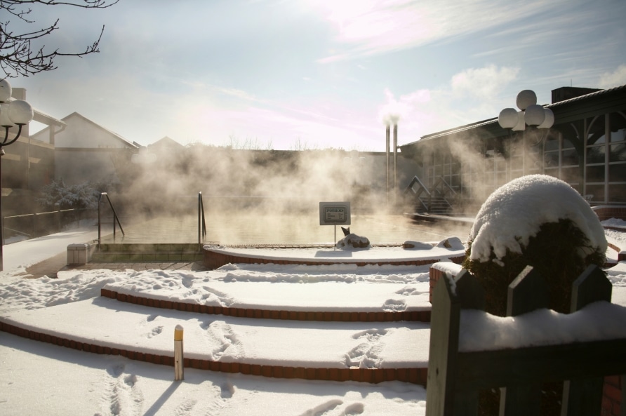 Dampfbad im Außenbereich der Therme des Hotel Resort Birkenhof im Schnee zu Silvester