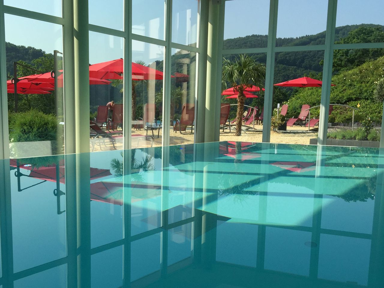 Panorama-Innenpool mit herrlichem Ausblick im Moselstern Parkhotel Krähennest