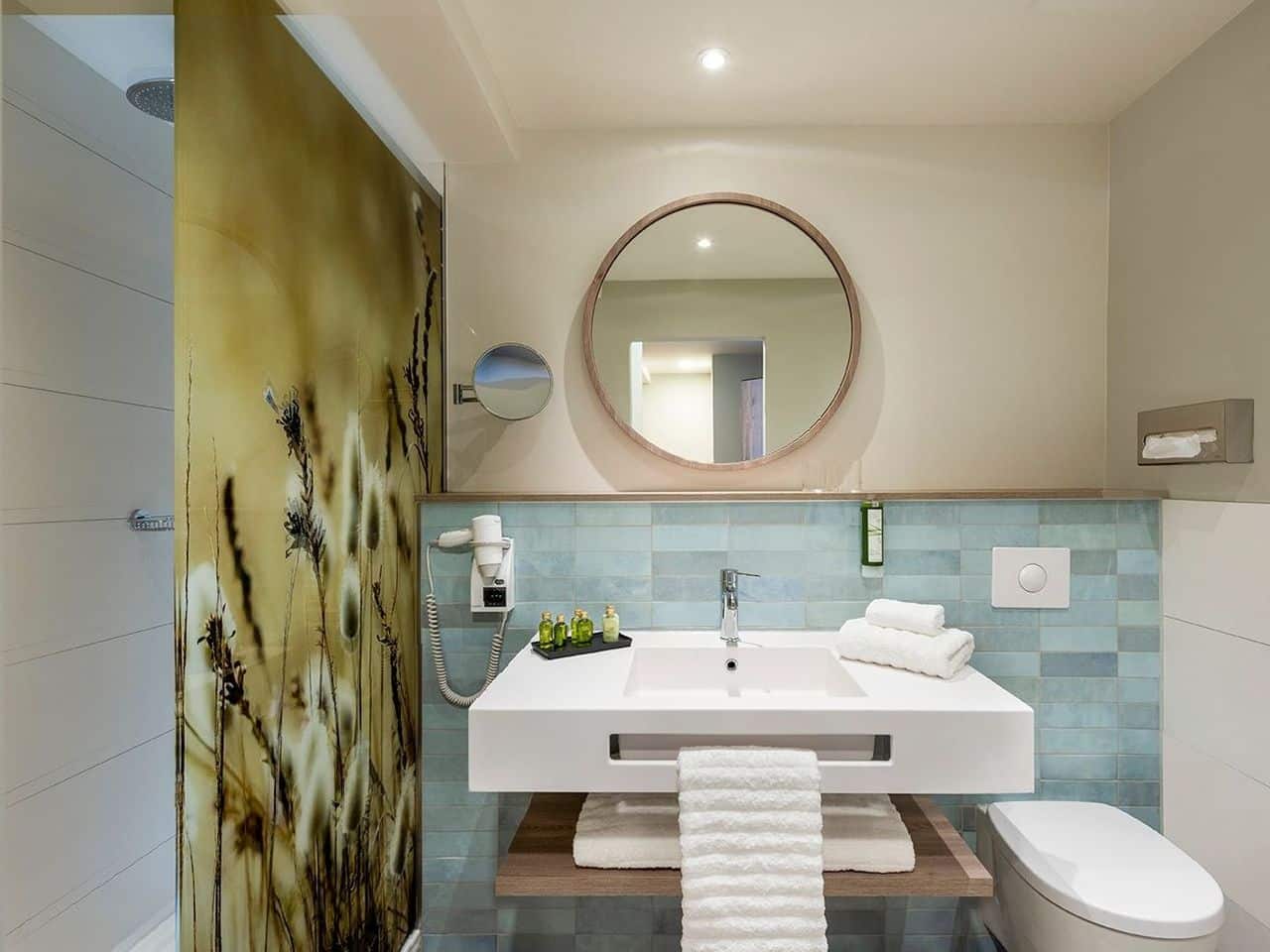 Modern eingerichtetes Badezimmer im Aedenlife Hotel & Resort Rügen für Silvesteraufenthalt